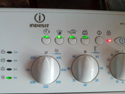 Какие поломки приводят к миганию всех индикаторов на стиральной машине Indesit IWUB 4085
