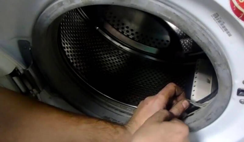 Какие поломки могут привести к подвижности (люфту) барабана в стиральной машине Indesit?