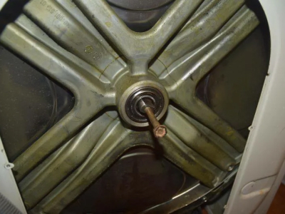 Как понять, что в стиральной машине Indesit WIUN 81 сломались подшипники барабана?