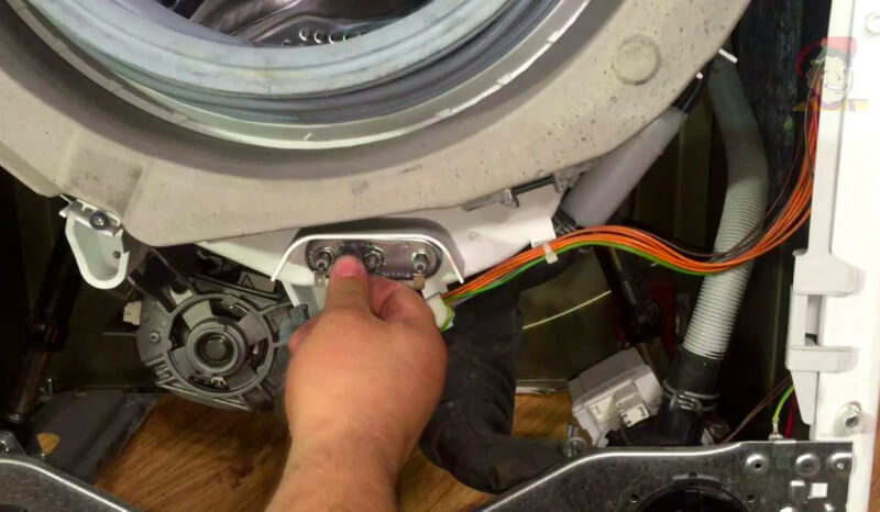Какие причины приводят к поломке щеток двигателя стиральной машины Indesit?